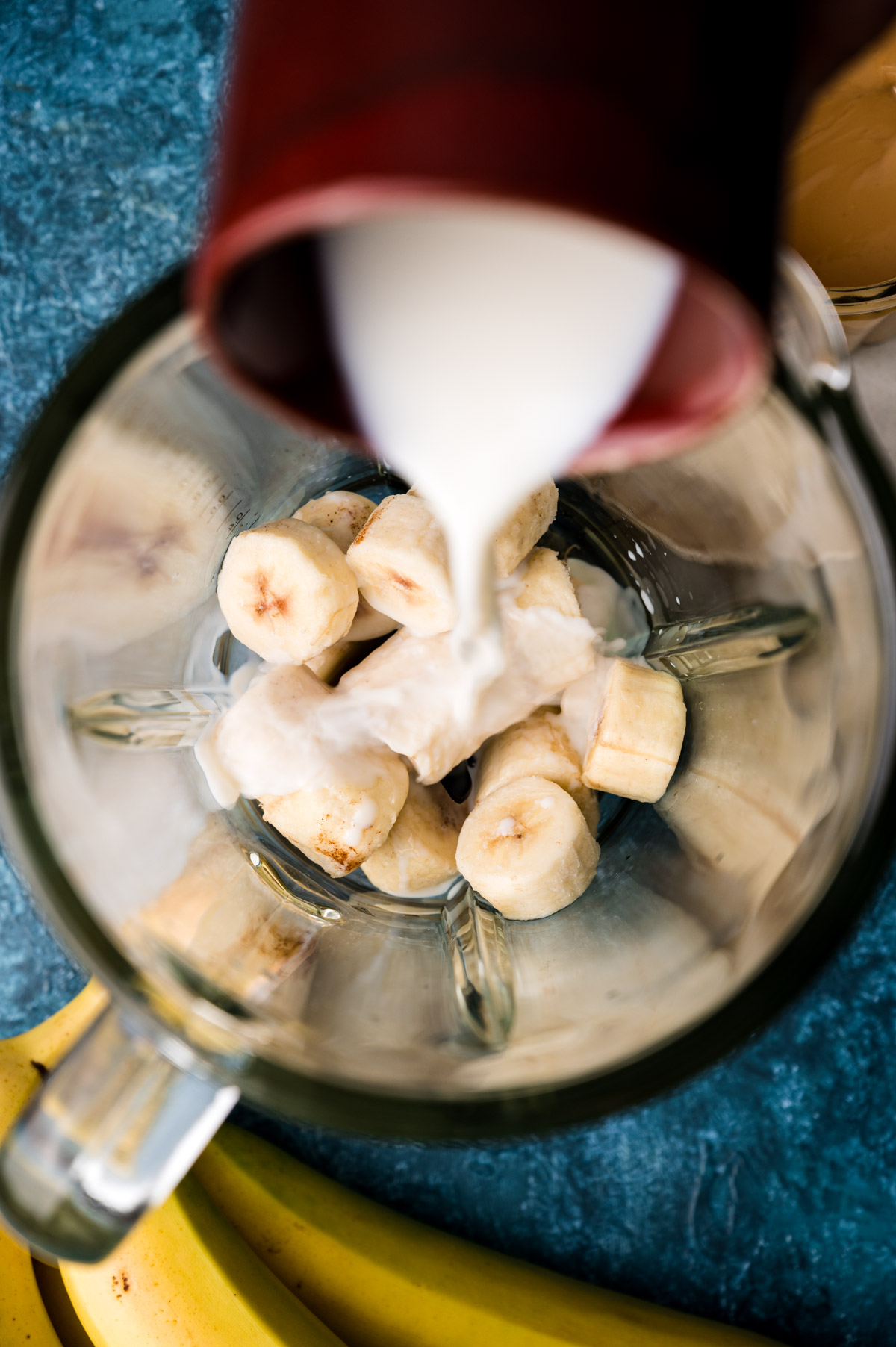 Step-by-step instructions for banana almond smoothie.