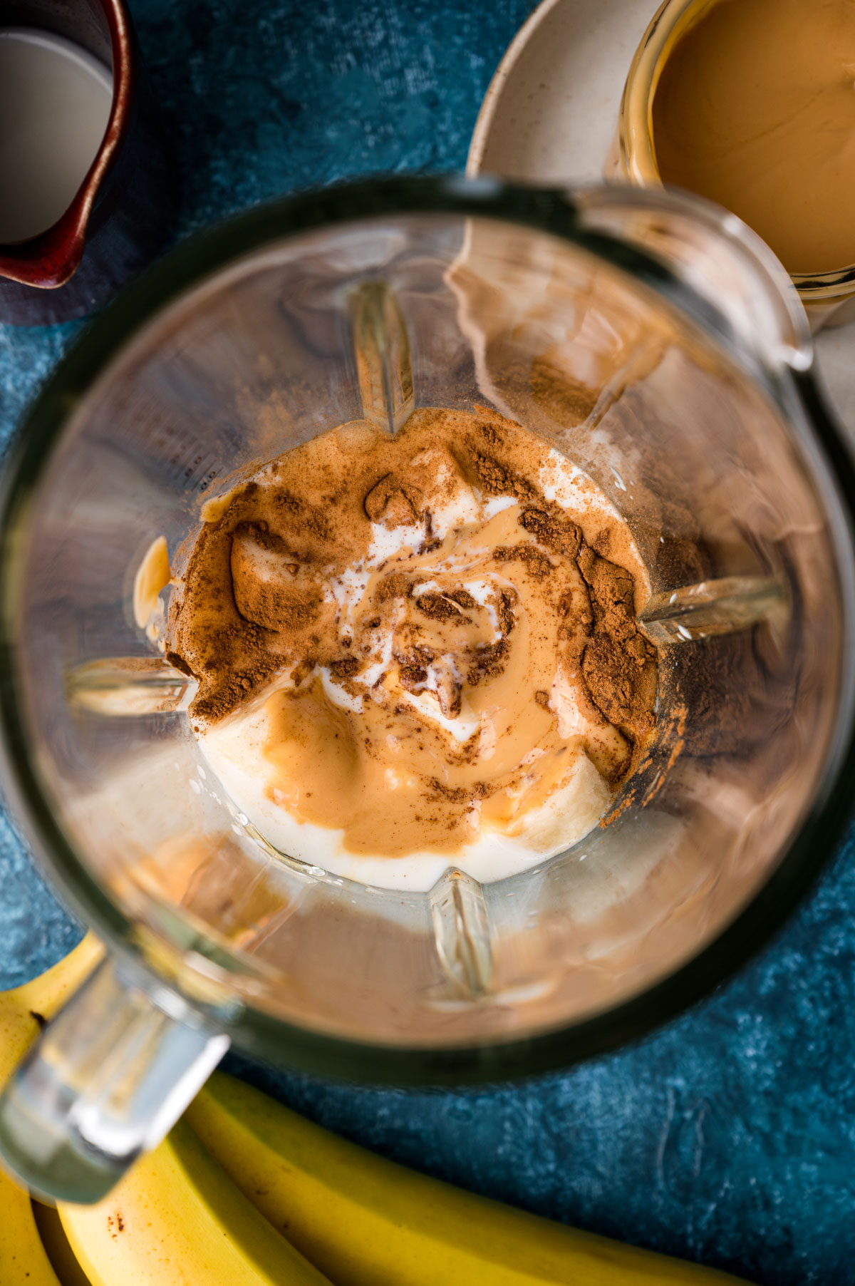 Step-by-step instructions for banana almond smoothie.